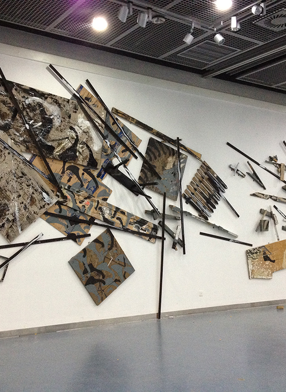 谁撕裂了传统（河南省美术馆）2012年 墙面装置 综会材料  1000×300cm  2013年